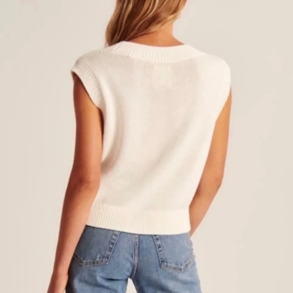 Abercrombie & Fitch Cropped Knit V Neck Sweater Vest In White | Preppy - Picture 4 of 11